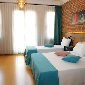 El Gusto Hotel